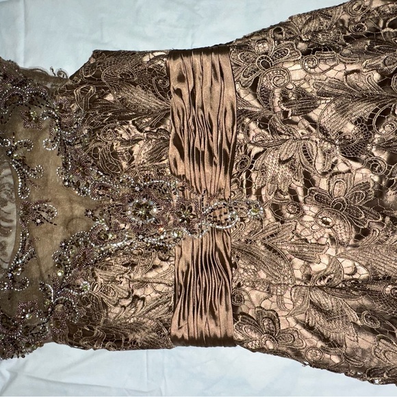 Beautiful gown - Picture 2 of 8